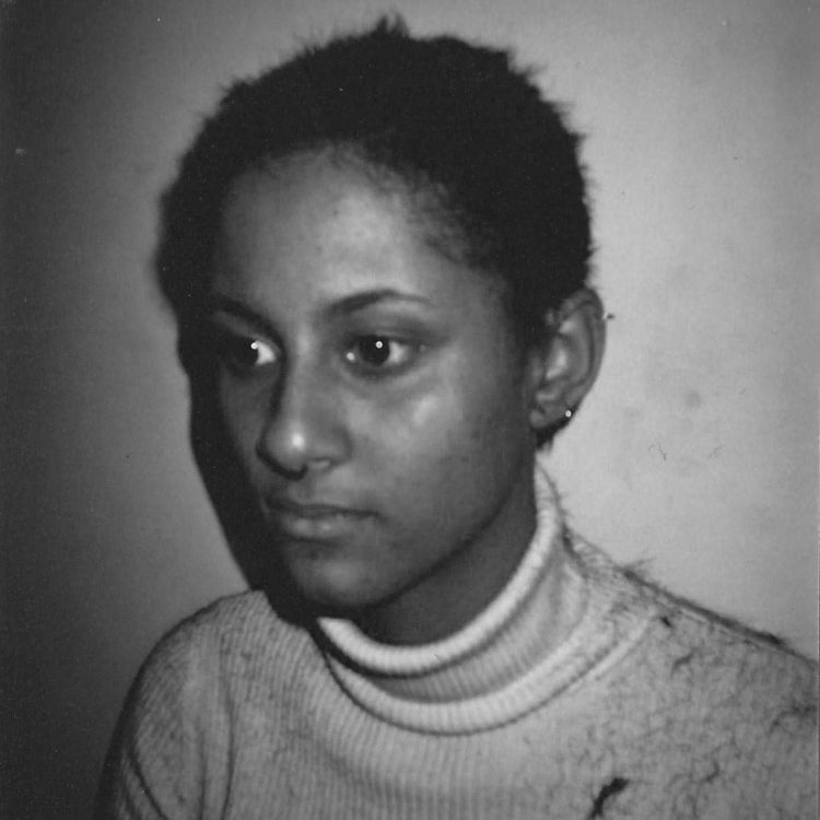 Portret van Emy Kabore in zwart-wit