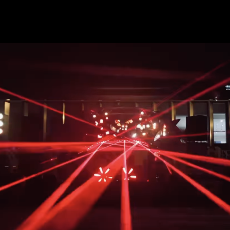 rode laserbeams van Leni Digital